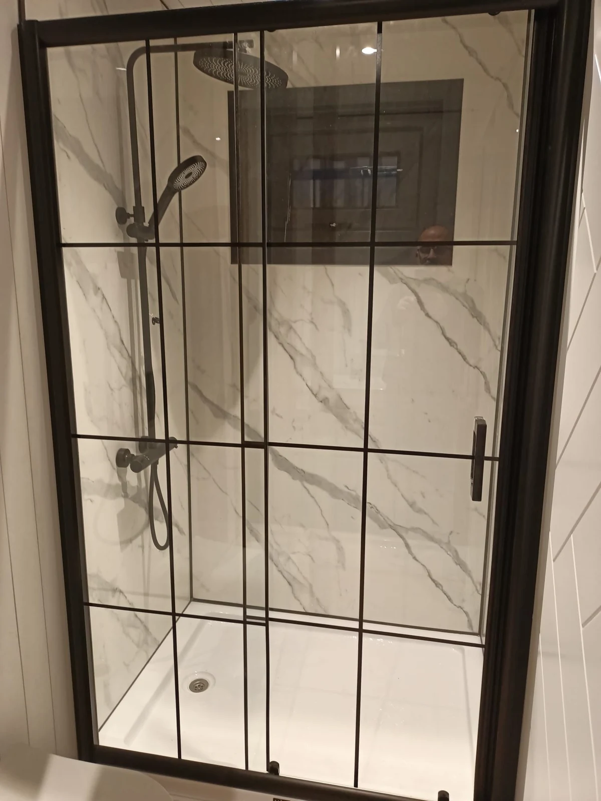 Douche met donkere profielen in de oorspronkelijke chaletbadkamer