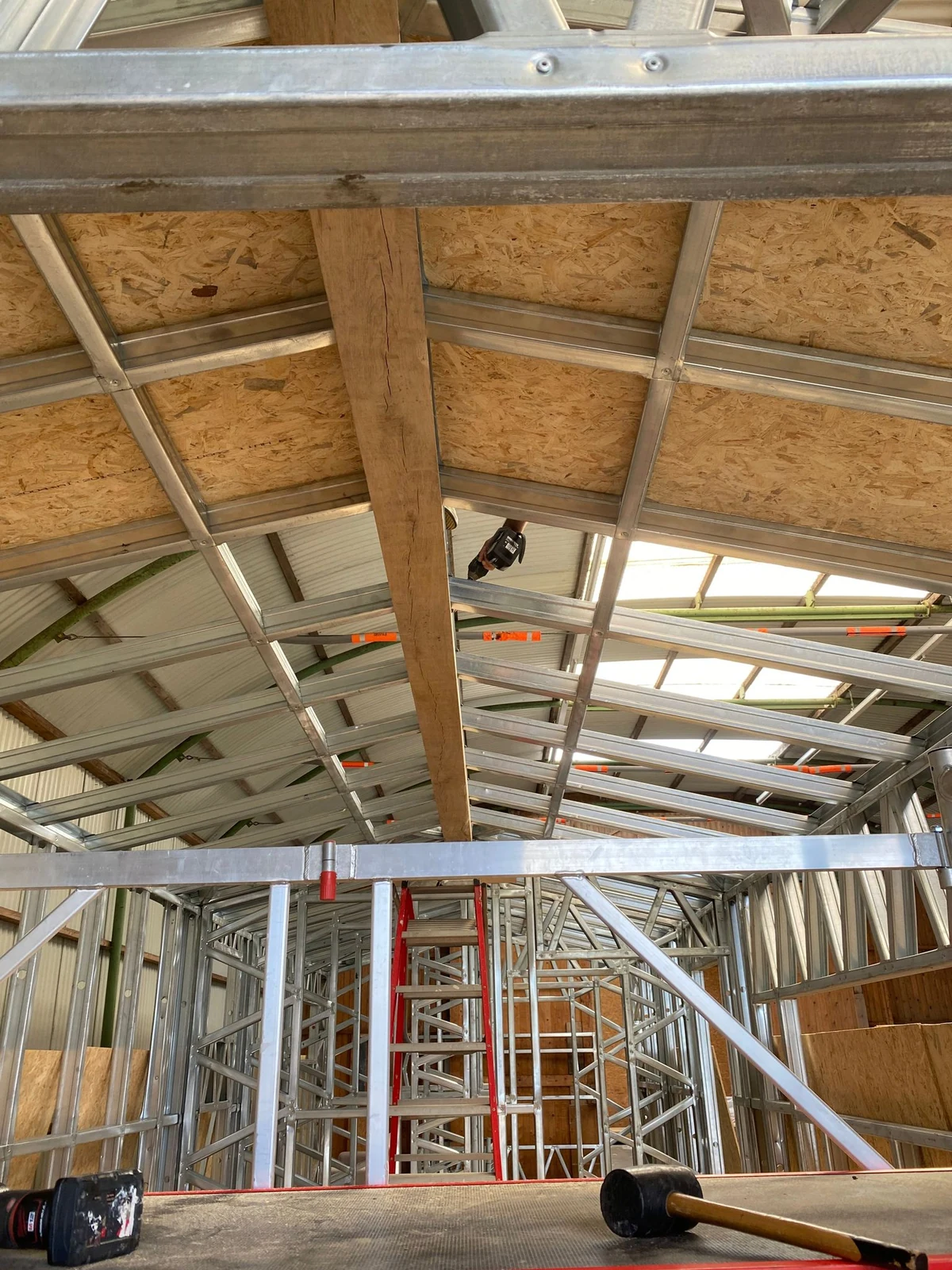 Zichtbare wand- en dakconstructie tijdens de productie