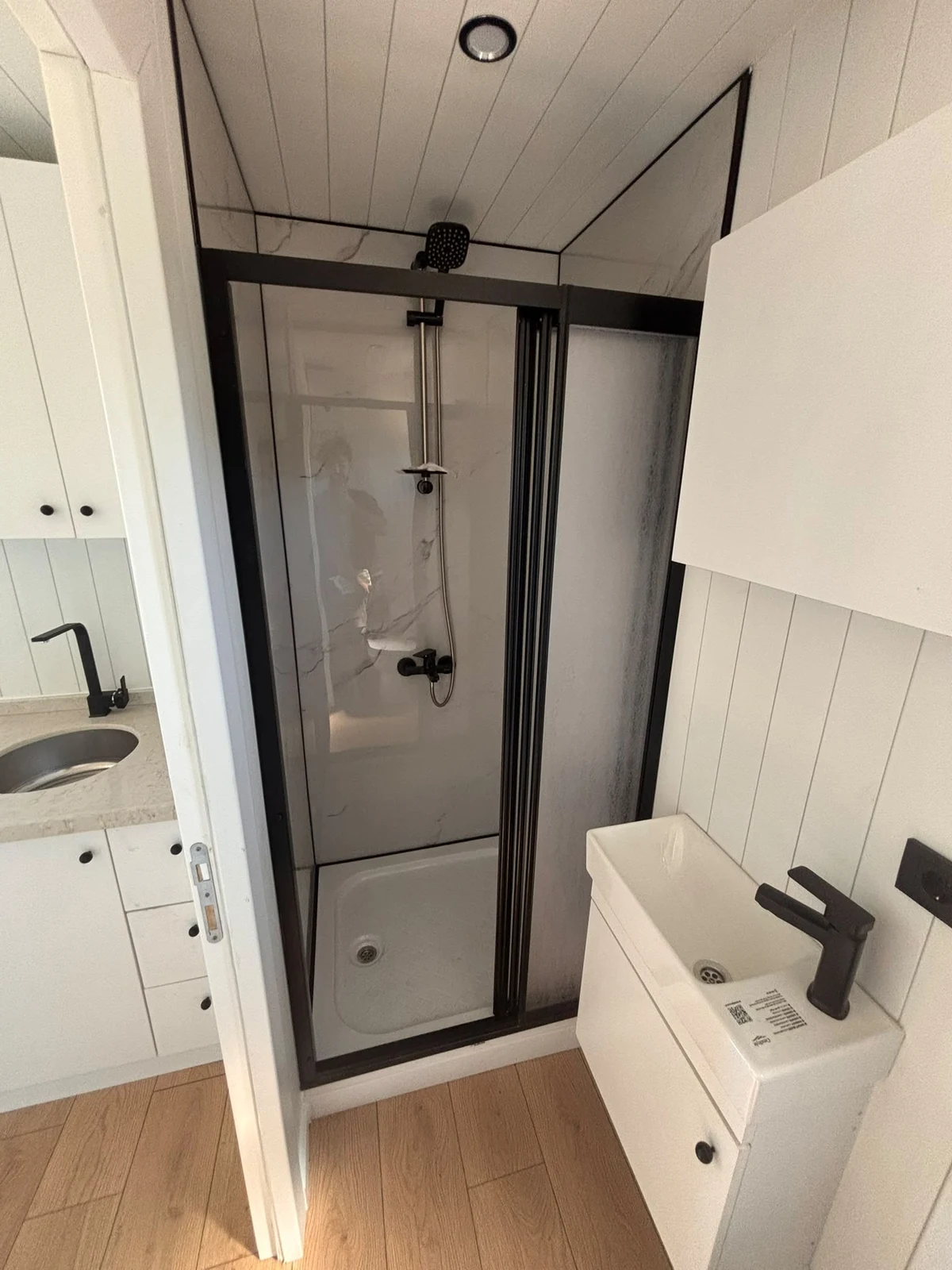 Badkamer van de Sunset Lodge 660 met douche, wastafel en toilet