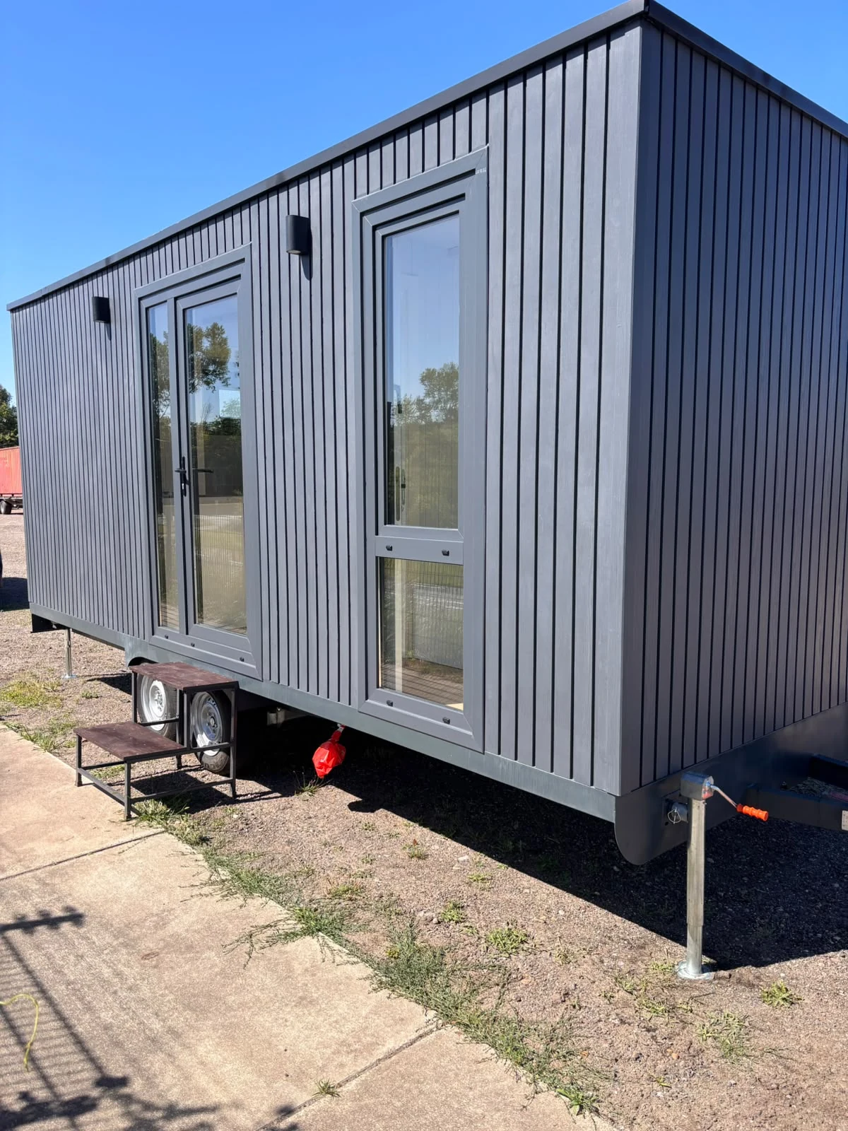 Glazen entree en smal raam van de Sunset Lodge 660