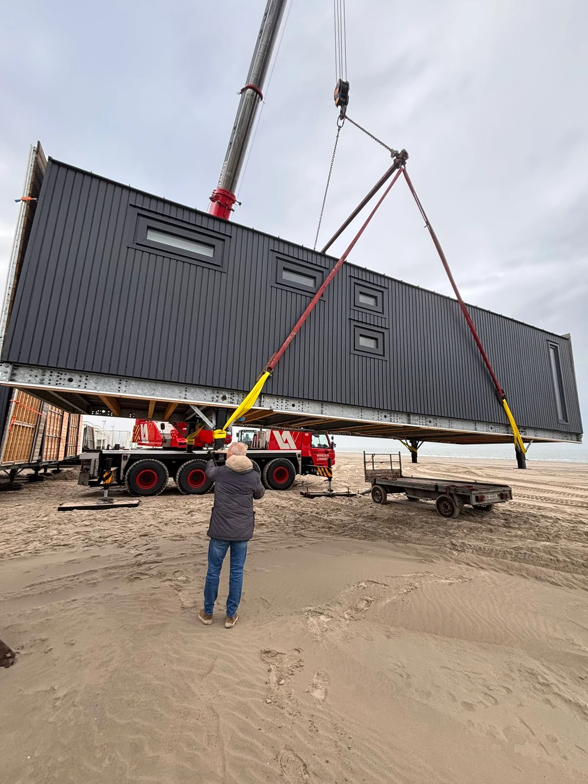 Een woning wordt met een kraan op locatie verplaatst